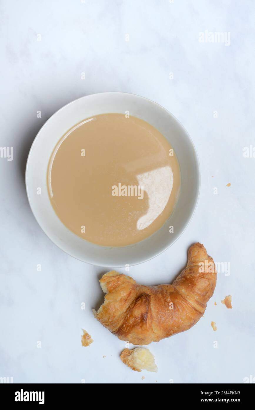 Kaffee mit Milch in der Schüssel und Croissants, Frühstück Stockfoto
