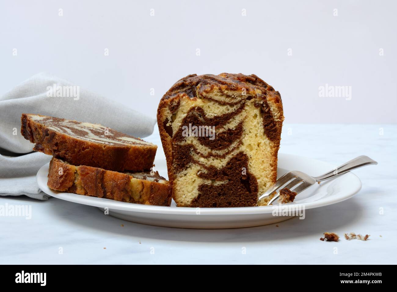 Marmorkuchen mit Kuchengabel auf dem Teller Stockfoto