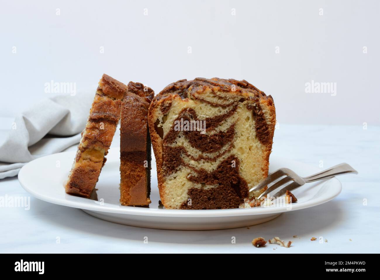 Marmorkuchen mit Kuchengabel auf dem Teller Stockfoto
