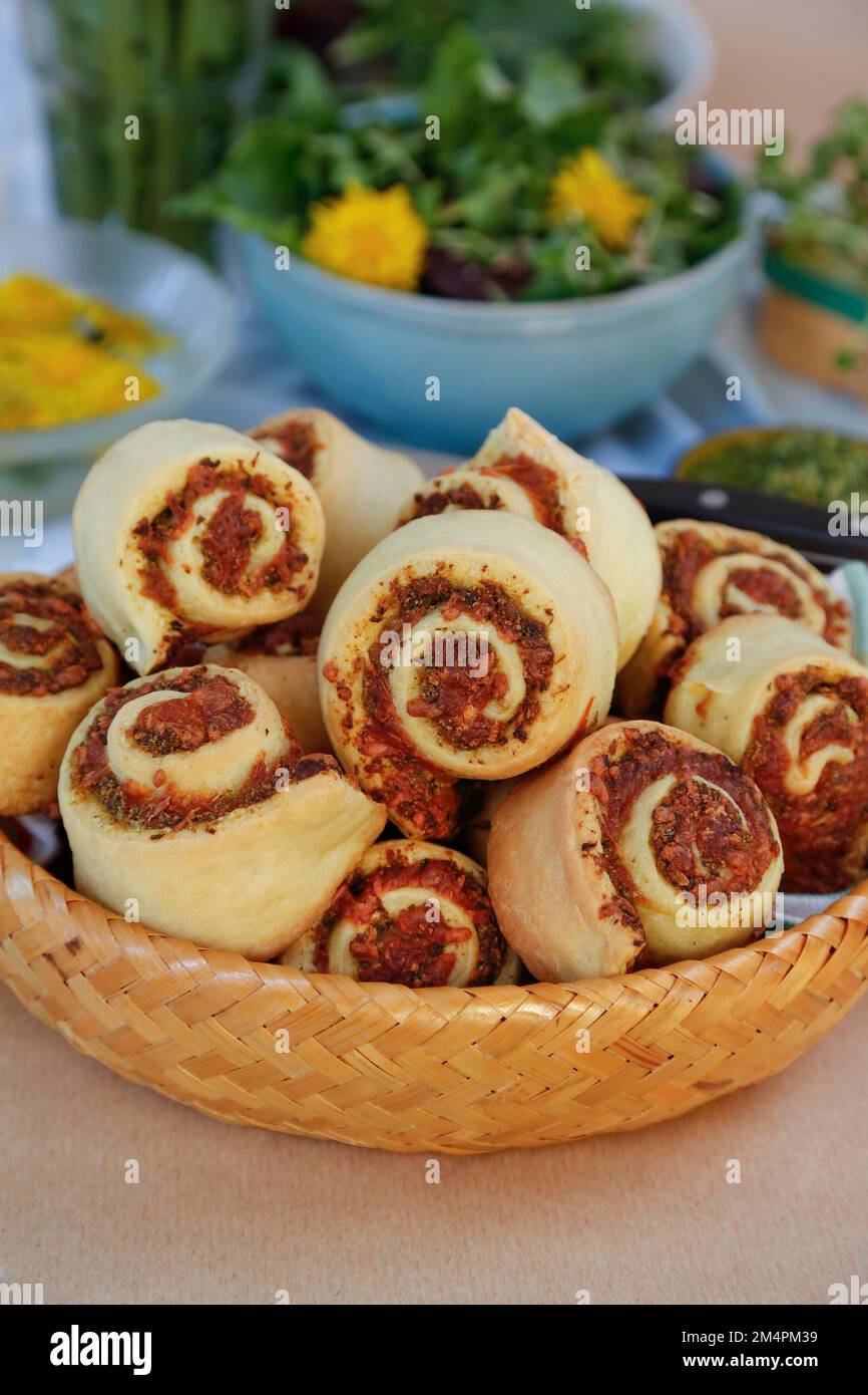 Schwäbische Küche, herzhafte Schneckenpasta, salzig, Hefegebäck ...