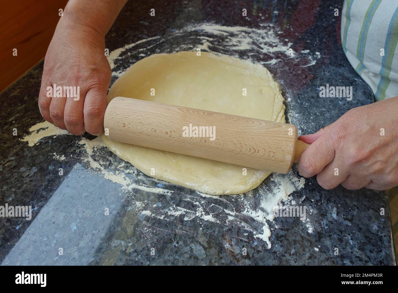 Schwäbische Küche, Zubereitung herzhafter Schneckenpasta, salzig, Hefe-Gebäck, Hefe-Teig ausrollen, Walznadel, Mehl, Arbeitsplatte, vegetarisch, Backen Stockfoto