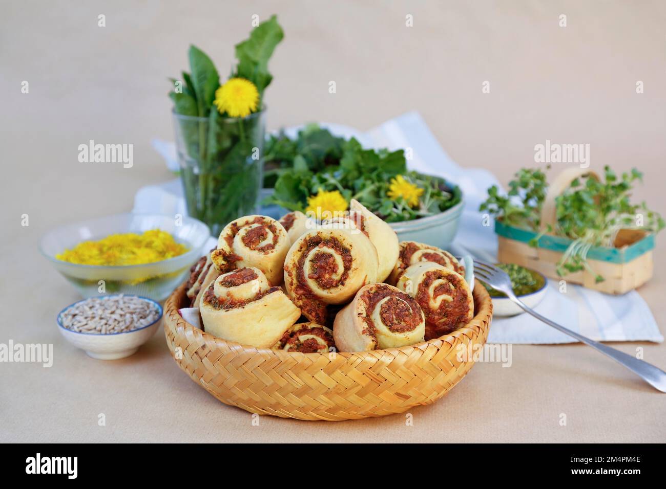 Schwäbische Küche, herzhafte Schneckenpasta, salzig, Hefegebäck, Hefeteig, Vegetarier, backen, aus dem Ofen, typisch schwäbisch neu interpretiert, Party Stockfoto