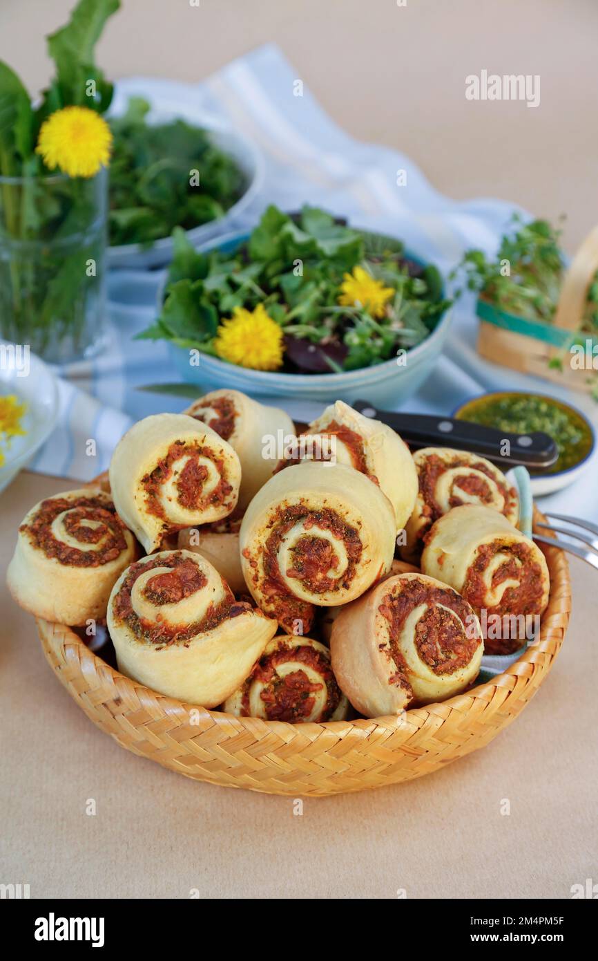 Schwäbische Küche, herzhafte Schneckenpasta, salzig, Hefegebäck, Hefeteig, Vegetarier, backen, aus dem Ofen, typisch schwäbisch neu interpretiert, Party Stockfoto