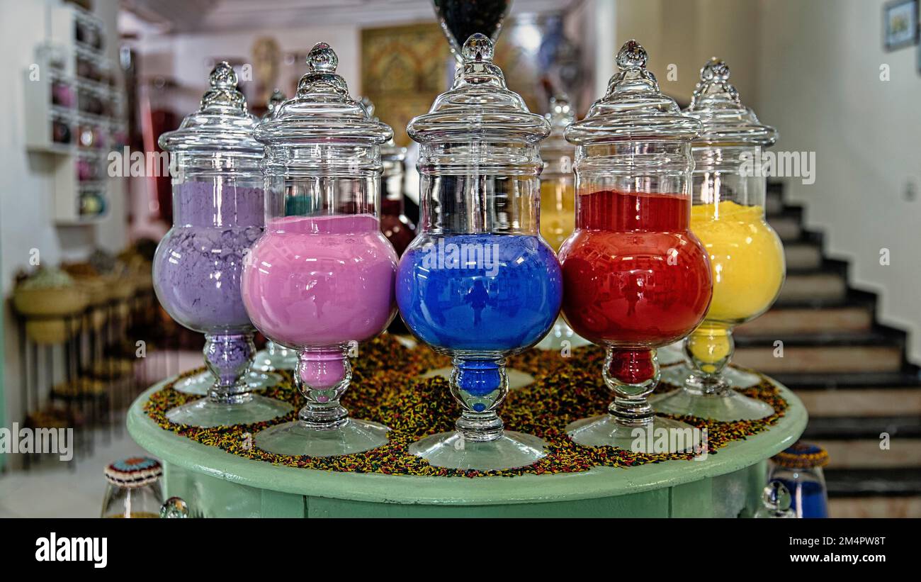 Gefärbtes Pulver in Gläsern, Farbstoff, Apotheke iim Souk, Medina, Marrakesch, Marokko Stockfoto
