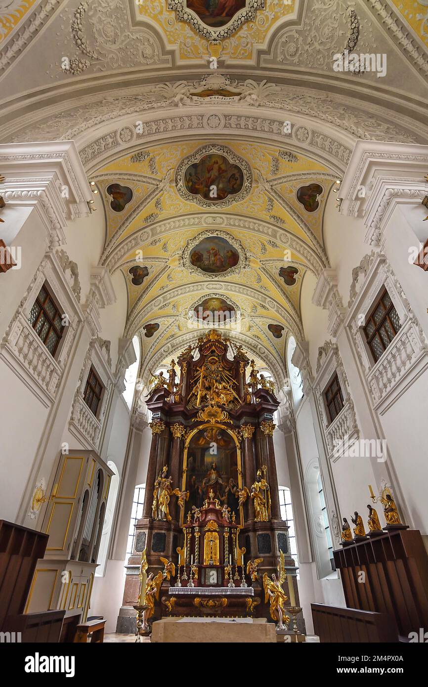 Hochaltar der barocken Gemeindekirche St. Oswald, 1675 erbaut, Traunstein, Chiemgau, Bayern, Deutschland Stockfoto