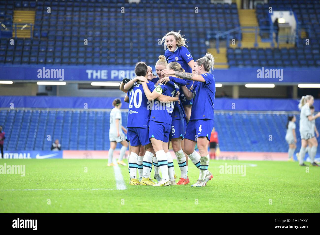 London, Großbritannien. 22. Dezember 2022. London, England, Dezember 22. 2022: Die Chelsea-Spieler feiern mit der Torschützin Samantha Kerr (20 Chelsea) während des Spiels der UEFA Champions League zwischen Chelsea und Paris Saint Germain auf der Stamford Bridge in London, England Credit: SPP Sport Press Photo. Alamy Live News Stockfoto