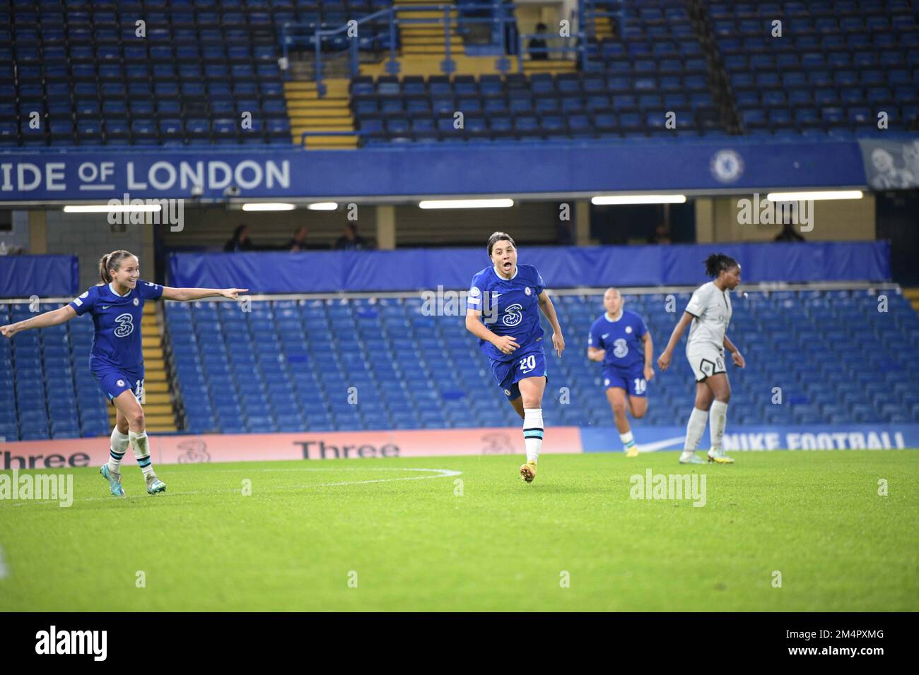 London, Großbritannien. 22. Dezember 2022. London, England, Dezember 22. 2022: Samantha Kerr (20 Chelsea) feiert nach dem Eröffnungstor des Spiels während des Spiels der UEFA Champions League zwischen Chelsea und Paris Saint Germain auf der Stamford Bridge in London, England Credit: SPP Sport Press Photo. Alamy Live News Stockfoto