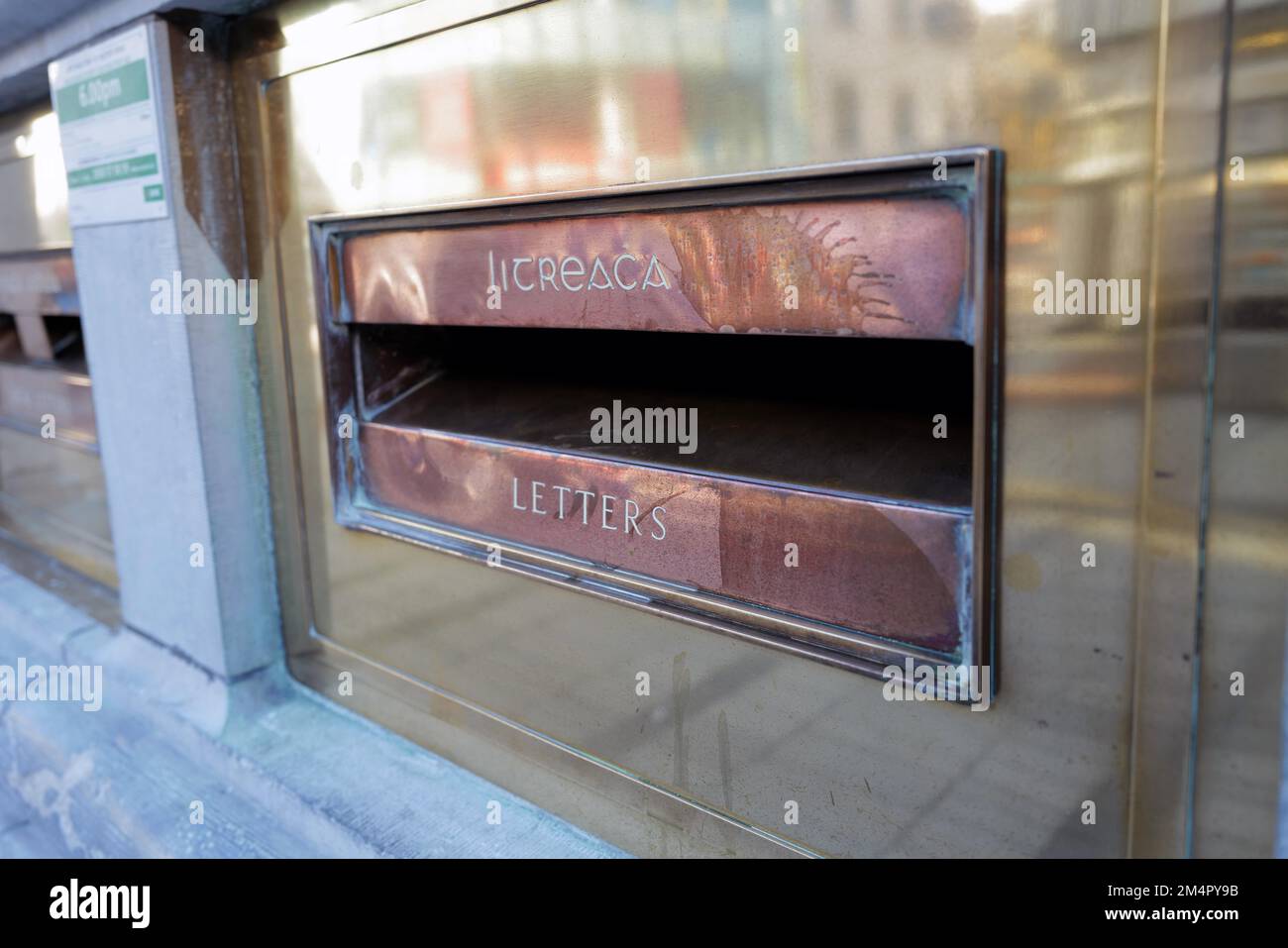 Eine Schachtel in englischer und irischer Sprache, um Briefe bei einer Hauptpoststelle abzugeben. Cork, Irland Stockfoto
