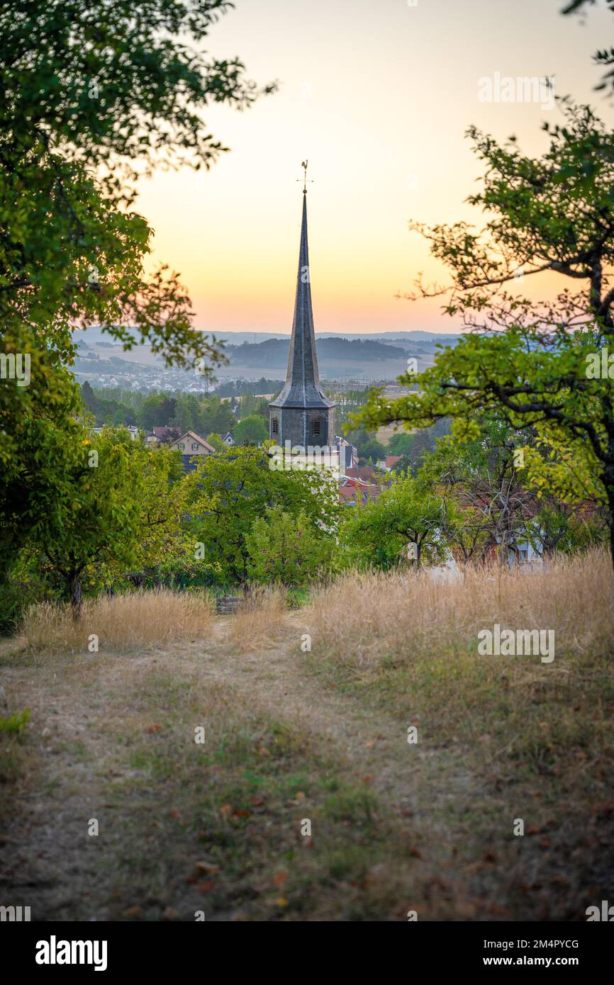 Von der Natur eingerahmter Kirchturm auf dem Land, Merklingen, Deutschland Stockfoto