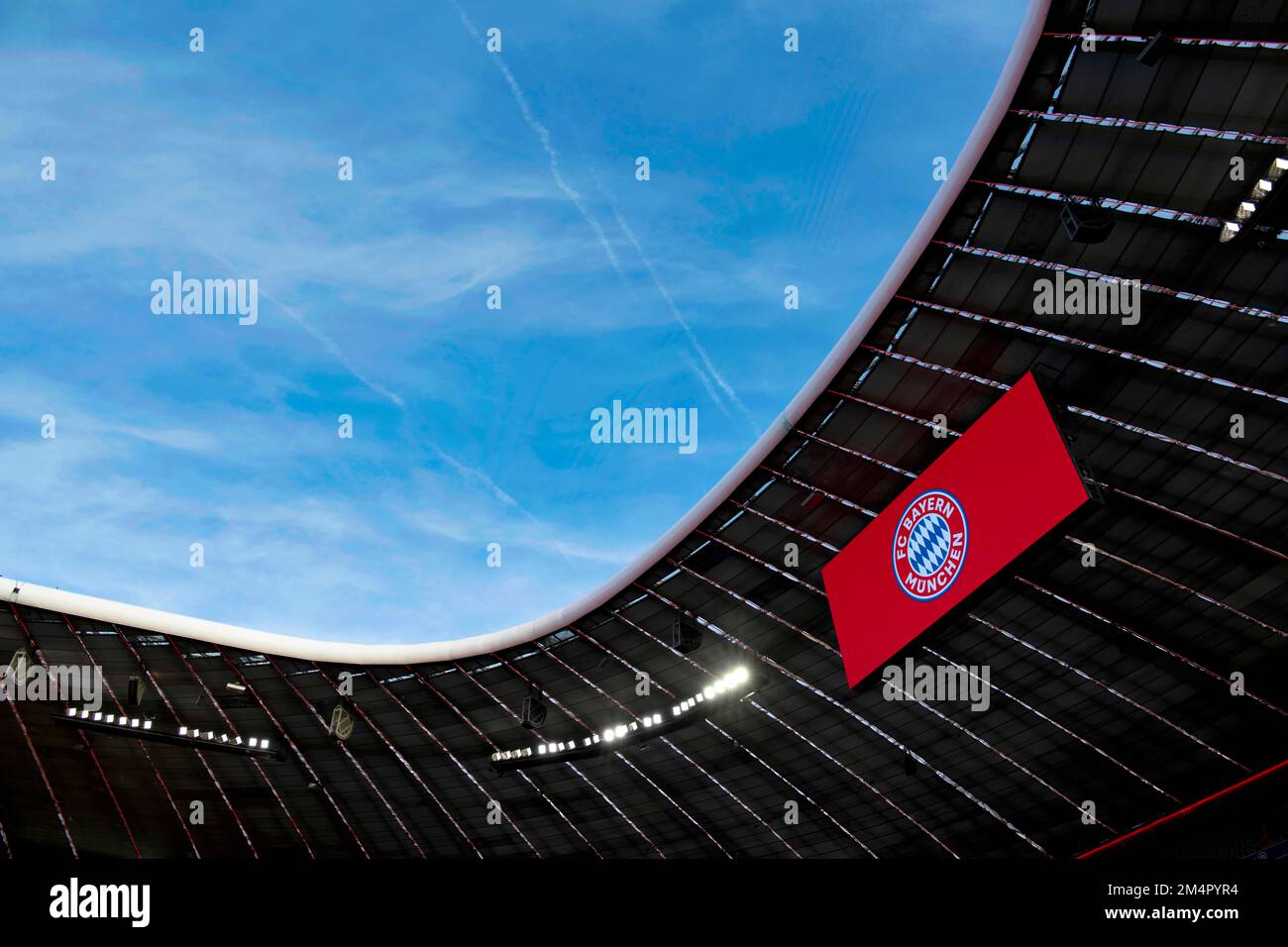 FC Bayern, Dachkonstruktion, Anzeigetafel, Übersicht, Innenraum, Eckflagge, Allianz Arena, München, Bayern, Deutschland Stockfoto