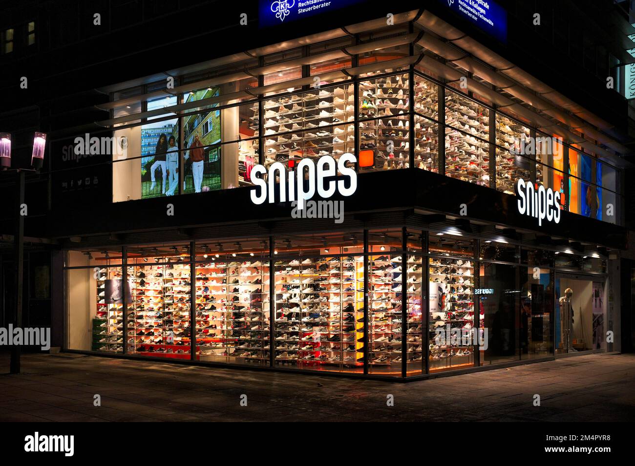 Schnipsel, Kaufhauskette, Schuhe, Nachtschuss, Königsstraße, Stuttgart, Baden-Württemberg, Deutschland Stockfoto