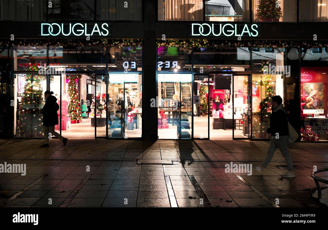 Douglas Drugstore, Nachtaufnahme, Königsstraße, Stuttgart, Baden-Württemberg, Deutschland Stockfoto