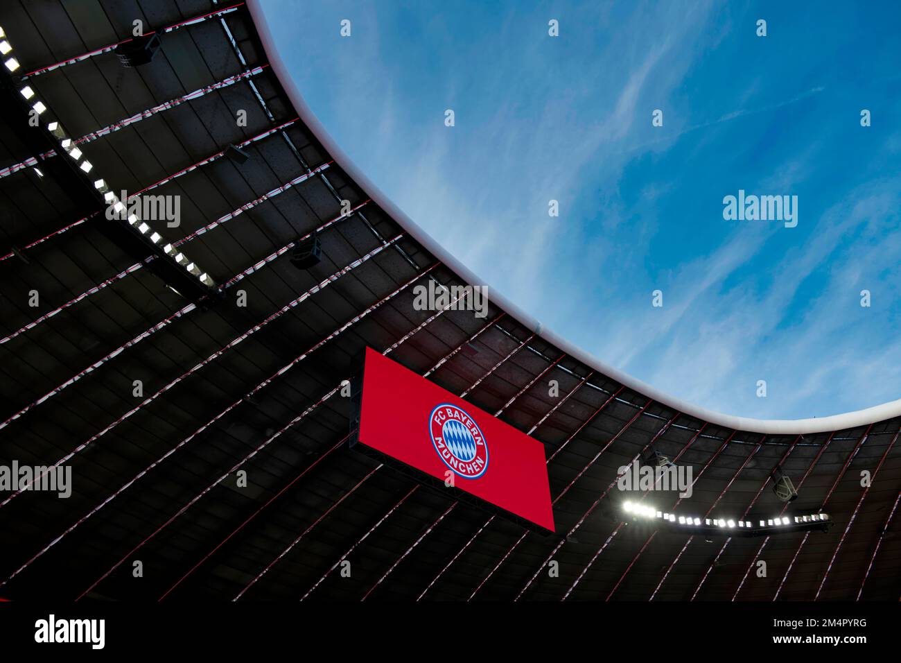 FC Bayern, Dachkonstruktion, Anzeigetafel, Übersicht, Innenraum, Eckflagge, Allianz Arena, München, Bayern, Deutschland Stockfoto