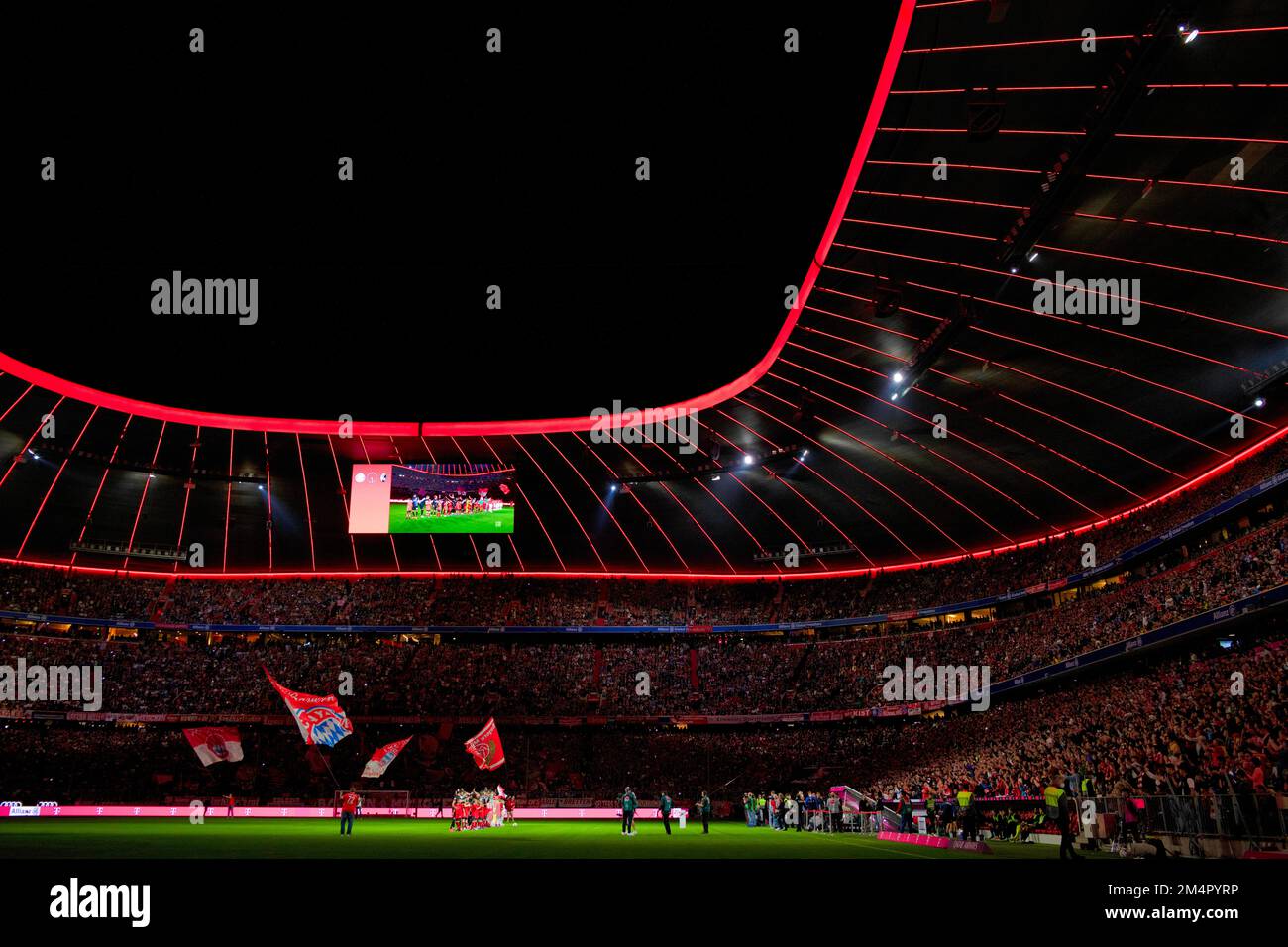 Nachtaufnahme, Teams kommen auf den Platz, Allianz Arena, München, Bayern, Deutschland Stockfoto