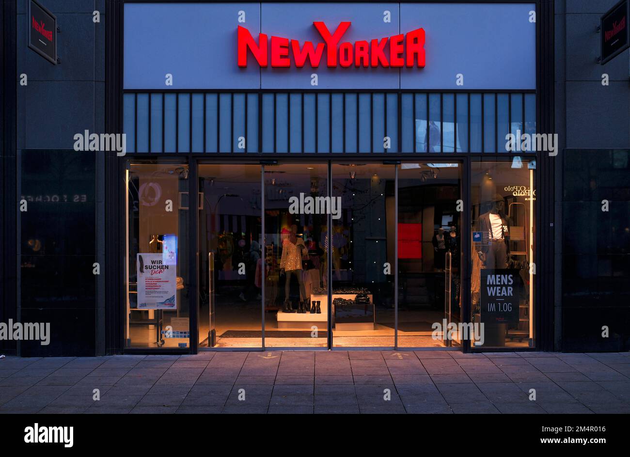 NEW YORKER, geschlossen, Dämmerung, Königsstraße, Stuttgart, Baden-Württemberg, Deutschland Stockfoto