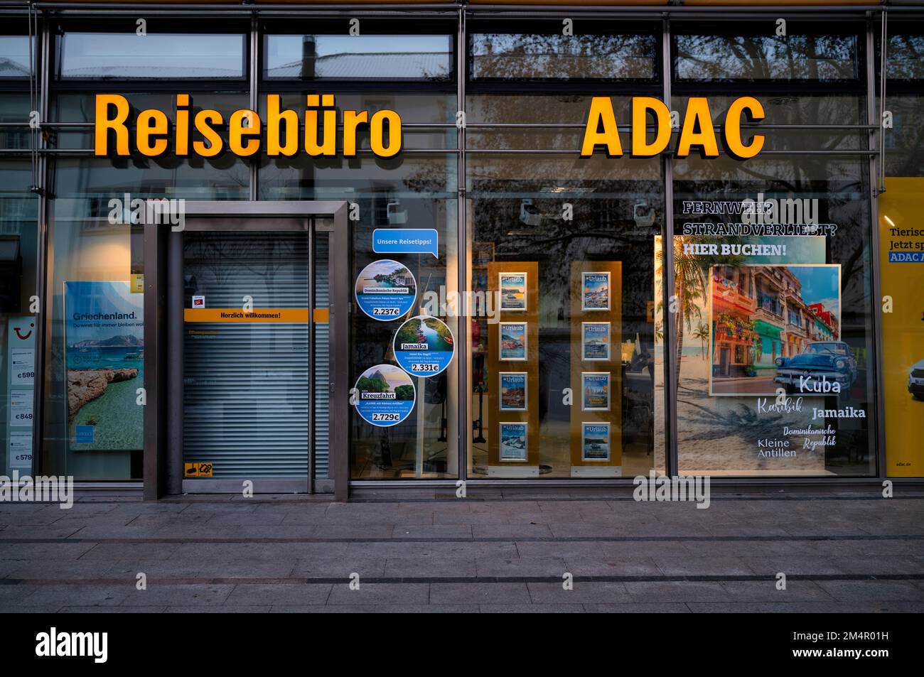 ADAC-Reisebüro, geschlossen, Dämmerung, Stuttgart, Baden-Württemberg, Deutschland Stockfoto