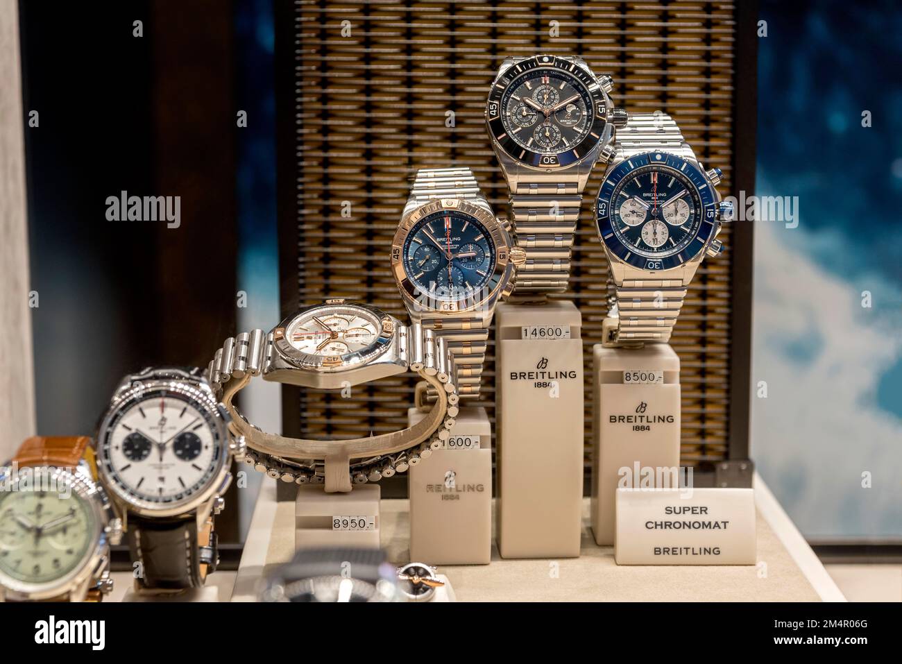 Hochwertige Uhren der Luxusmarke Breitling 1884 im Schaufenster mit  Preisschild, Juwelier in der Maximilianstraße, München, Oberbayern  Stockfotografie - Alamy