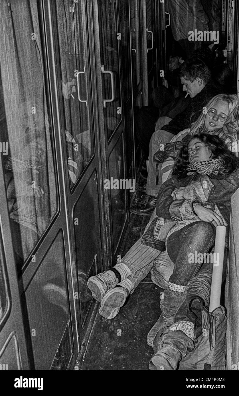 DDR, Berlin, 30, 10. 1988, junge Leute schlafen im Korridor, D-Zug Warschau-Berlin Stockfoto