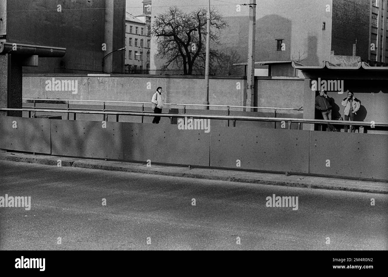 DDR, Berlin, 06. 02. 1989, Straßenbahnhaltestelle Wilhelm-Pieck-Straße (Torstraße), wartender Unterschlupf Stockfoto