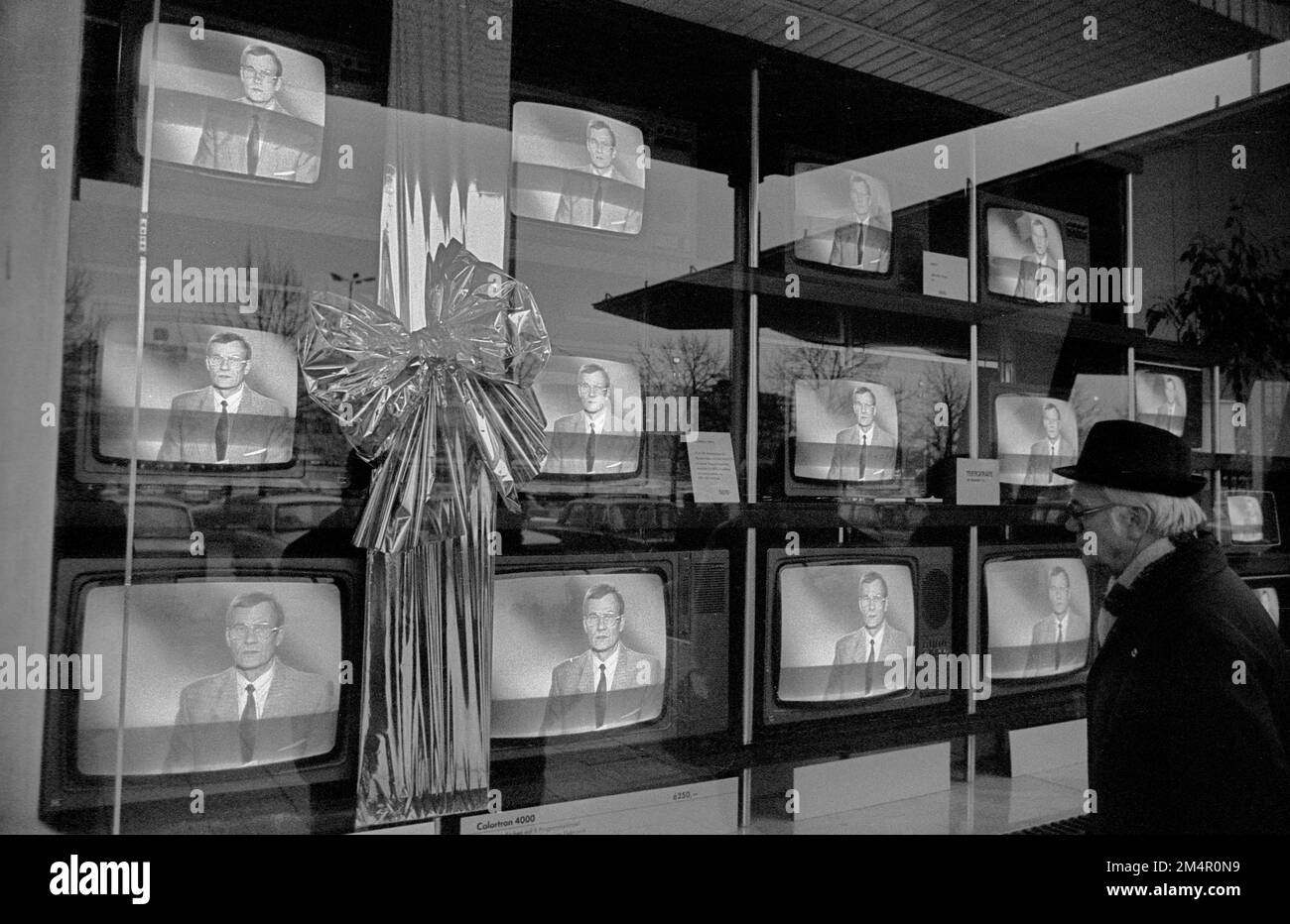 DDR, Berlin, 25. 11. 1988, Fernseher mit Schleife zur Weihnachtszeit. . Schaufenster einkaufen, am Alexanderplatz einkaufen Stockfoto