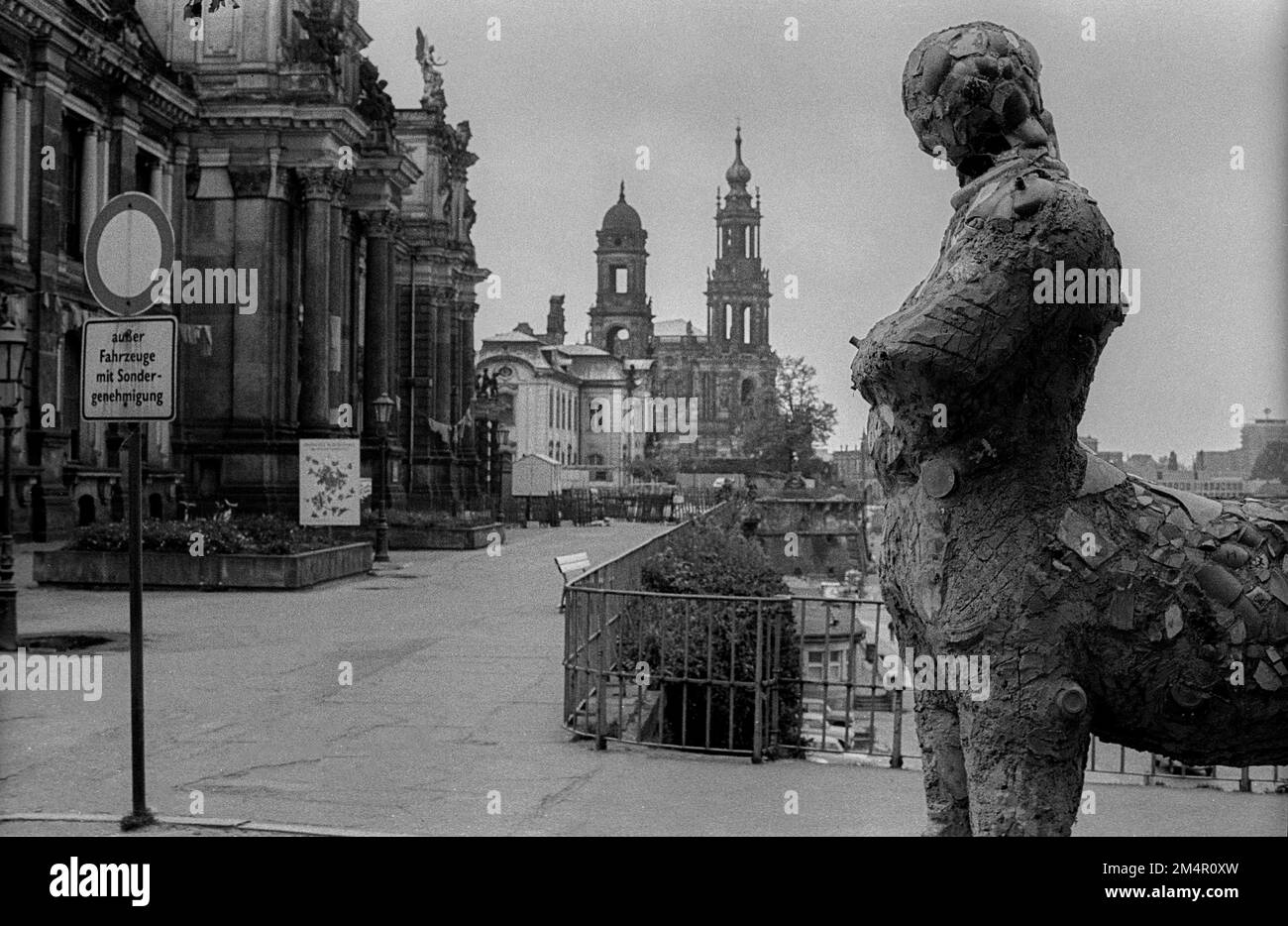 DDR, Dresden, 12. 06. 1989, Frühjahrsausstellung der Dresdner Kunststudenten, Centaur, Bruehlsche Terrasse, links: Dresdner Hochschule der Schönen Künste, Hintergrund: Stockfoto