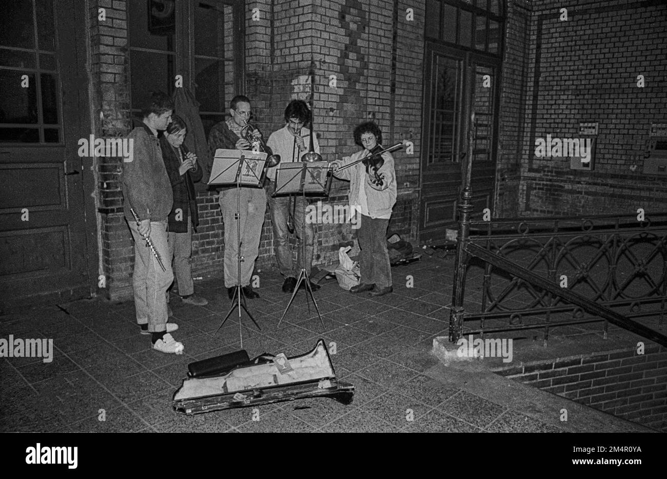 DDR, Berlin, 22. 06. 1989, Straßenmusiker, Eingang zur S-Bahn-Station Prenzlauer Allee Stockfoto