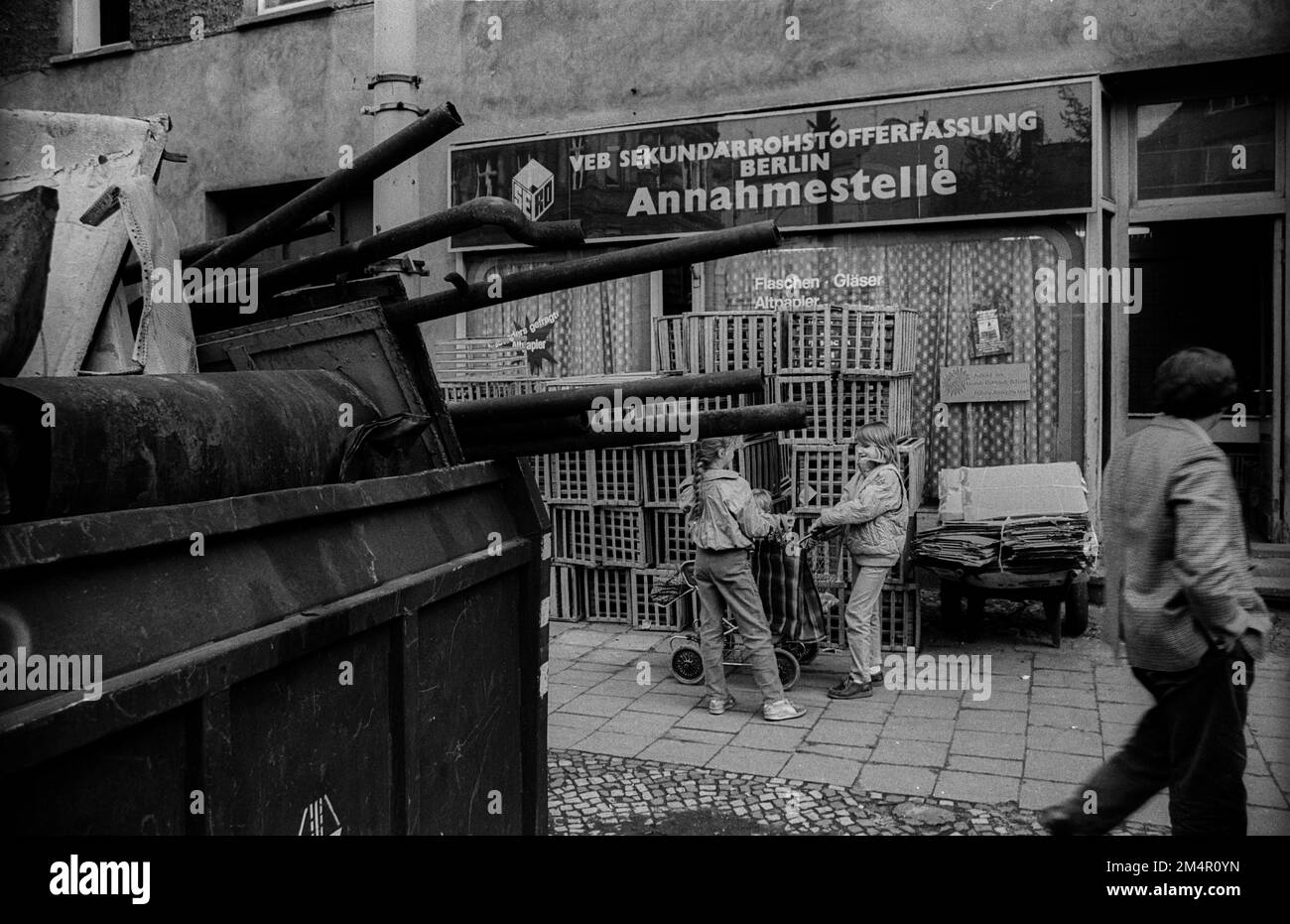 DDR, Berlin, 24. 04. 1989, Rosenthaler Straße, SERO, Sekundaerrohstofferfassung Berlin, Sammelstelle, Kinder Stockfoto