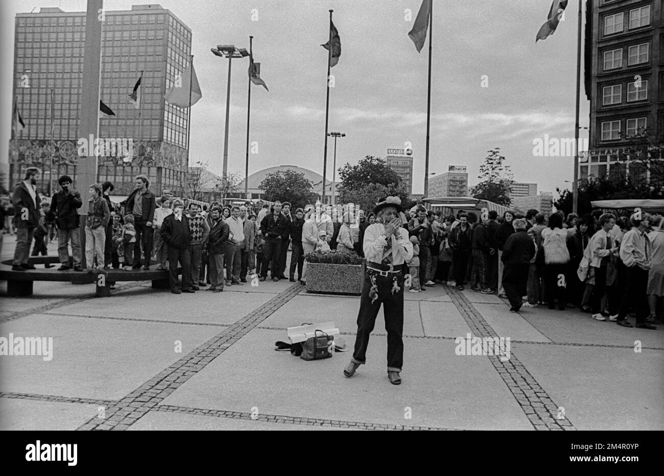 DDR, Berlin, 07. 10. 1988, die Nachtigall von Ramersdorf (Schauspieler Friedrich Steinhauer) mit Harmonika. . 39. Jahre Stockfoto