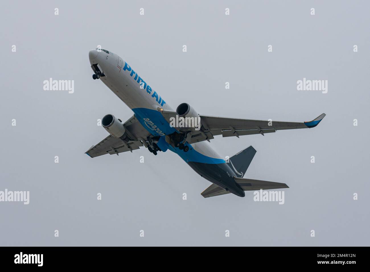 Rockford, IL, USA - 21. Dezember 2022: Amazon Prime Air Boeing 767-300 F (N1487A) nach dem Start vom Chicago Rockford International Airport. Stockfoto