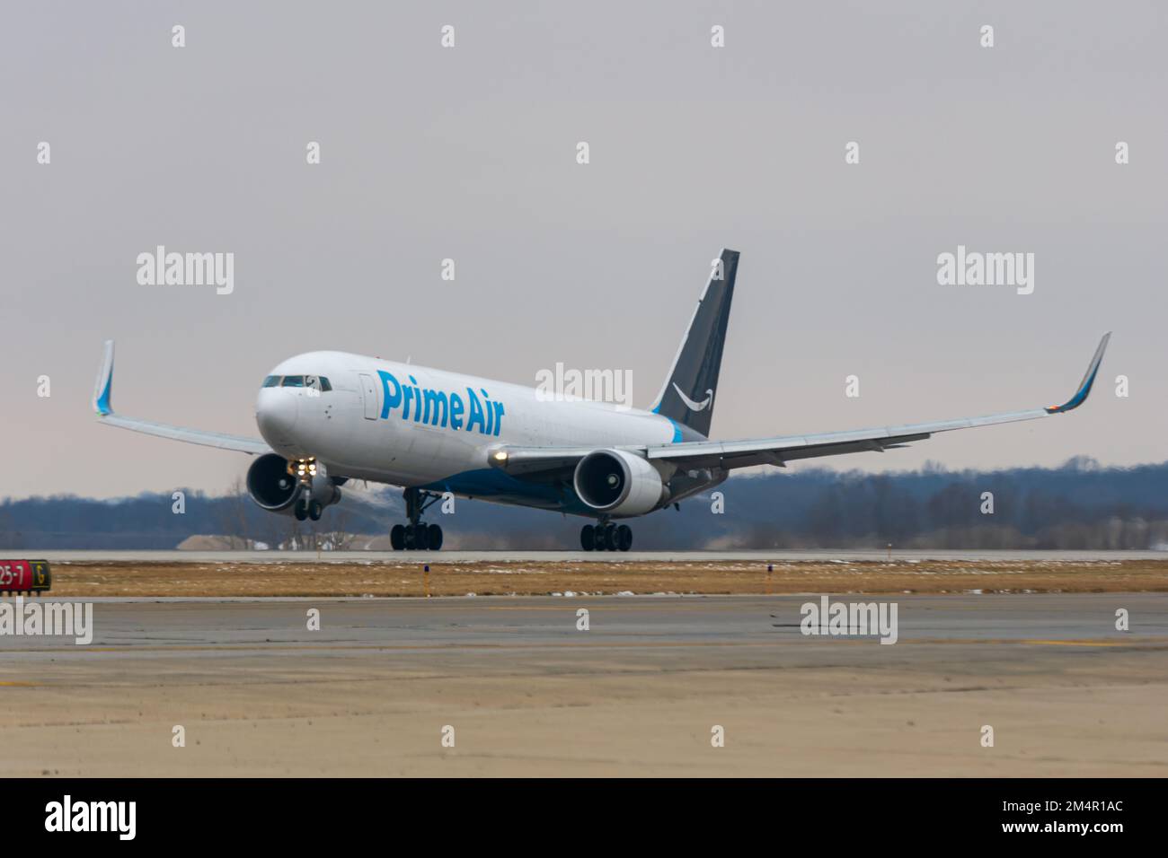 Rockford, IL, USA - 21. Dezember 2022: Amazon Prime Air Boeing 767-300 F (N389AZ) startet vom Chicago Rockford International Airport. Stockfoto