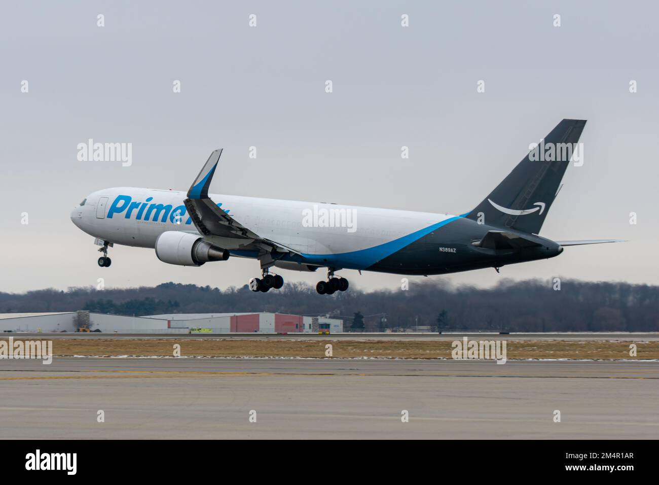 Rockford, IL, USA - 21. Dezember 2022: Amazon Prime Air Boeing 767-300 F (N389AZ) startet vom Chicago Rockford International Airport. Stockfoto
