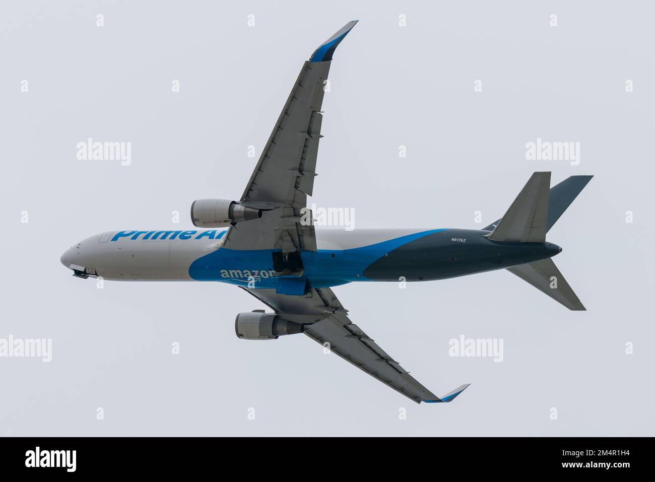 Rockford, IL, USA - 21. Dezember 2022: Amazon Prime Air Boeing 767-300 F (N617AZ) nach dem Start vom Chicago Rockford International Airport. Stockfoto