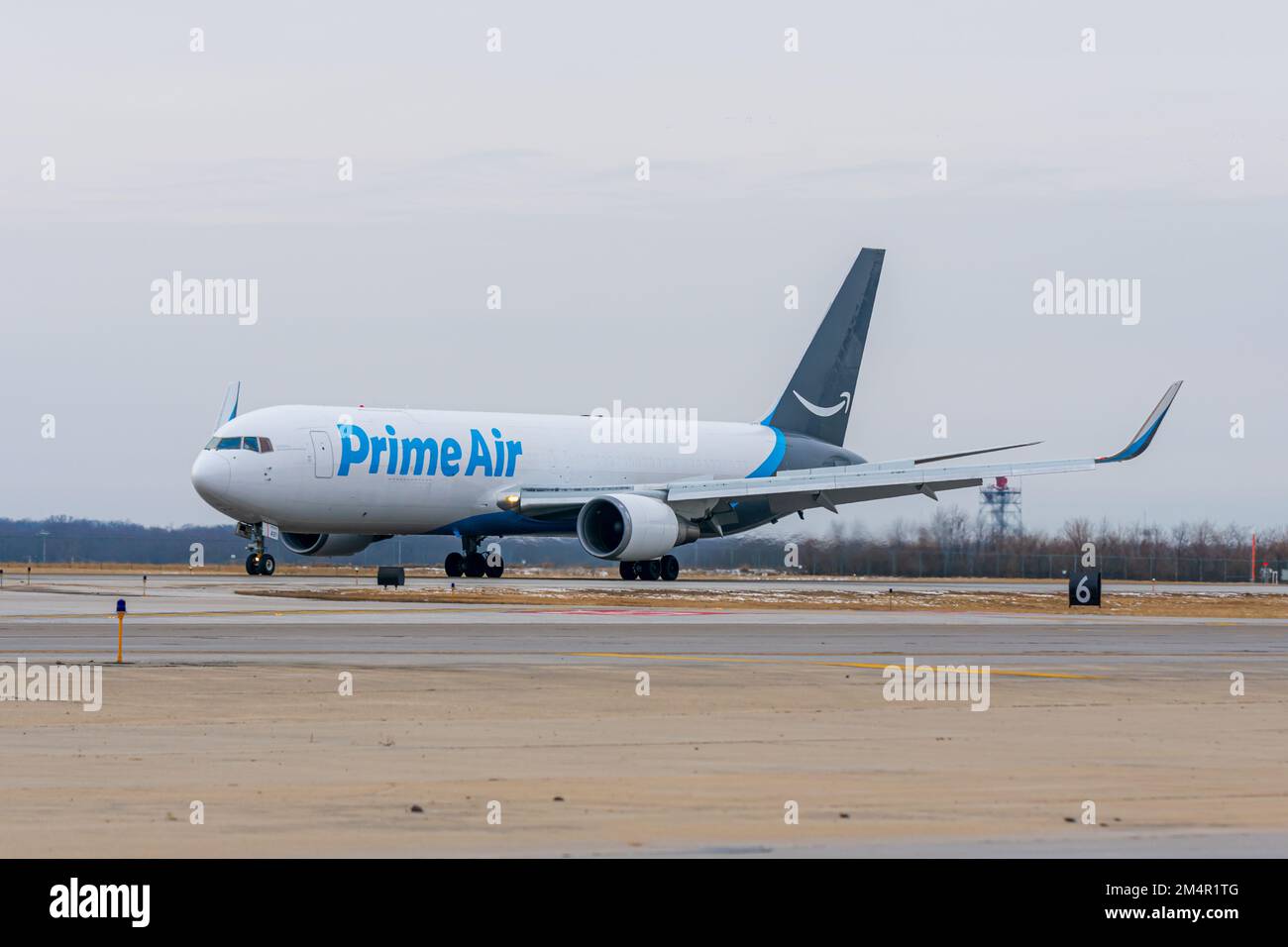 Rockford, IL, USA - 21. Dezember 2022: Amazon Prime Air Boeing 767-300 F (N491AZ) Rolling am Chicago Rockford International Airport. Stockfoto