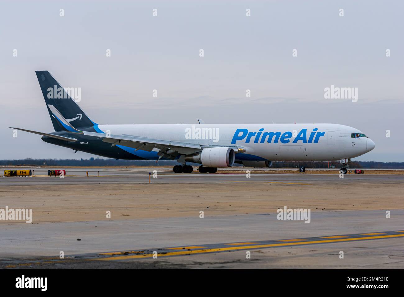 Rockford, IL, USA - 21. Dezember 2022: Amazon Prime Air Boeing 767-300 F (N491AZ) Rolling am Chicago Rockford International Airport. Stockfoto