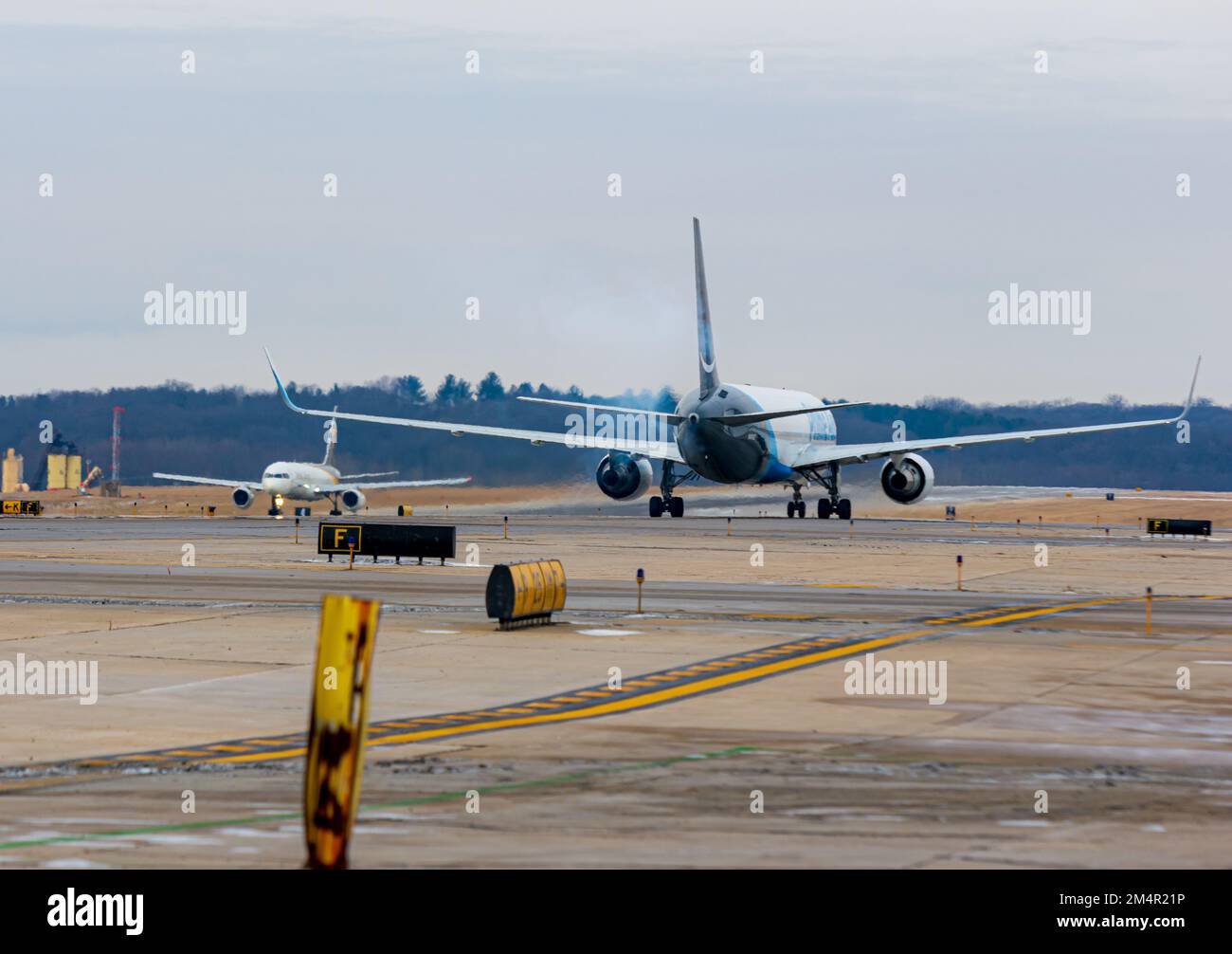 Rockford, IL, USA - 21. Dezember 2022: Amazon Prime Air Boeing 767-300 F (N491AZ) Rolling am Chicago Rockford International Airport. Stockfoto