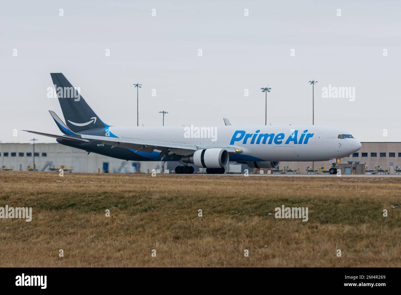 Rockford, IL, USA - 21. Dezember 2022: Amazon Prime Air Boeing 767-300 F (N617AZ) Rolling am Chicago Rockford International Airport. Stockfoto