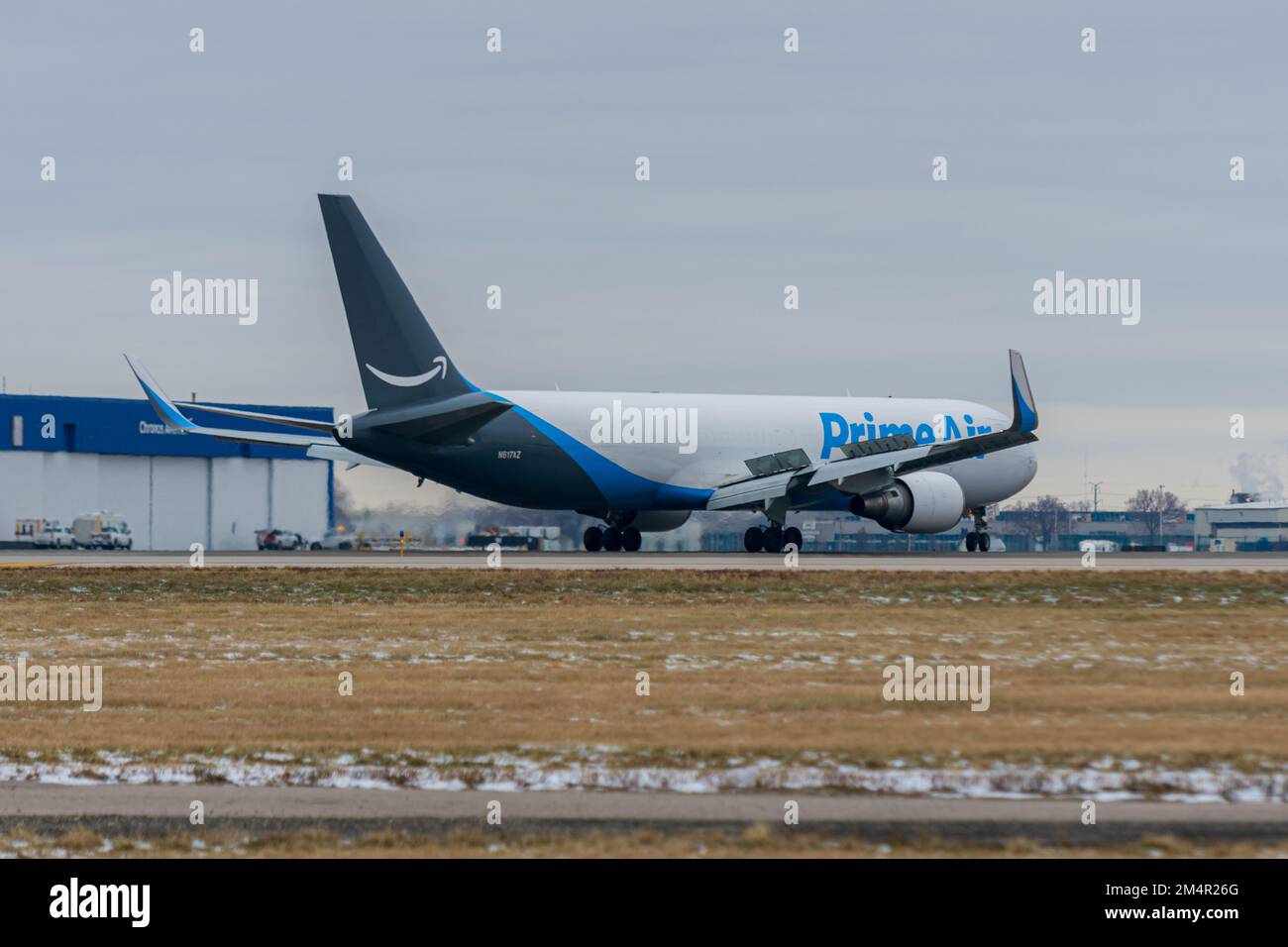 Rockford, IL, USA - 21. Dezember 2022: Amazon Prime Air Boeing 767-300 F (N617AZ) Rolling am Chicago Rockford International Airport. Stockfoto