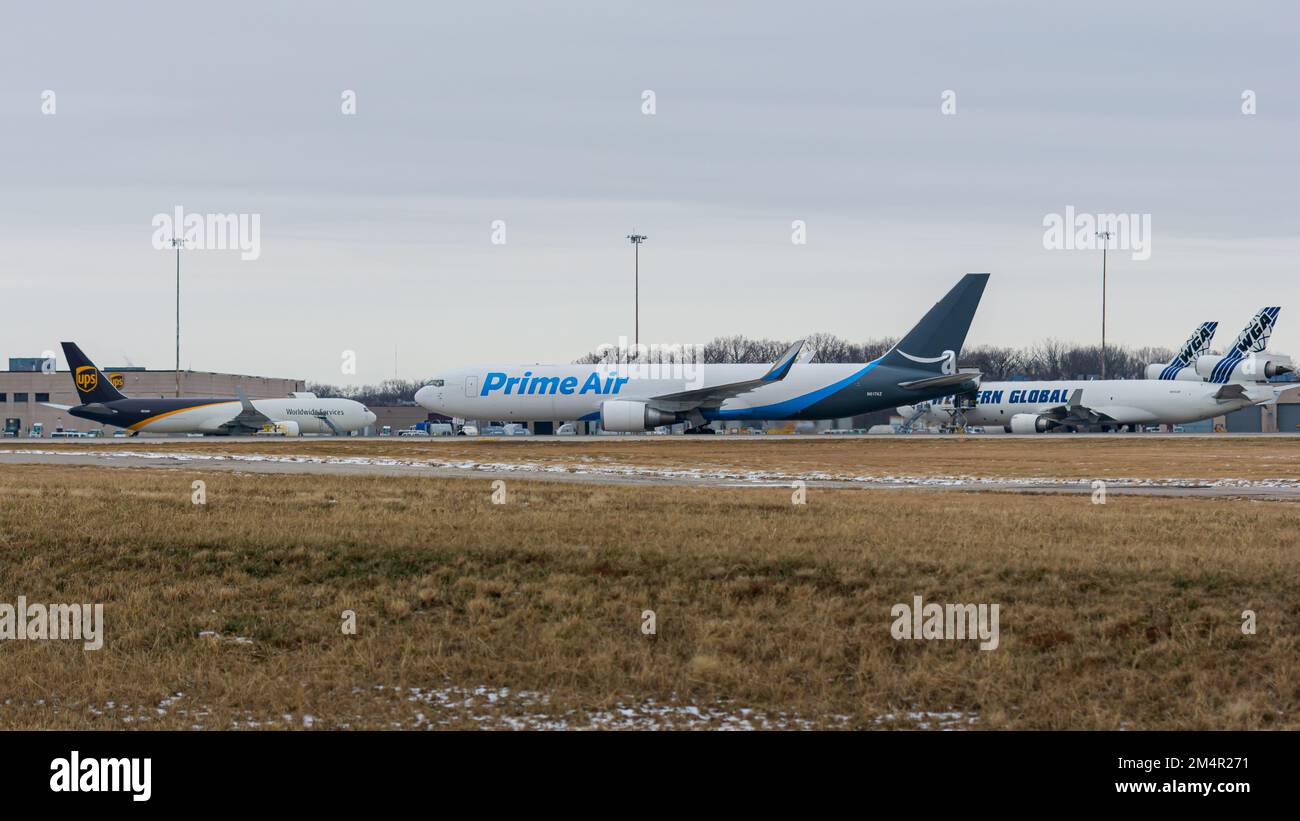 Rockford, IL, USA - 21. Dezember 2022: Amazon Prime Air Boeing 767-300 F (N617AZ) Rolling am Chicago Rockford International Airport. Stockfoto