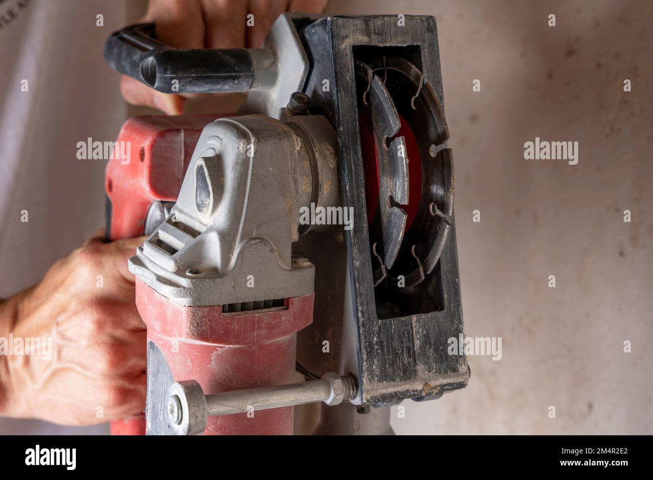 Professionelles Hochleistungswerkzeug zum Schneiden von Nuten in Beton Stockfoto