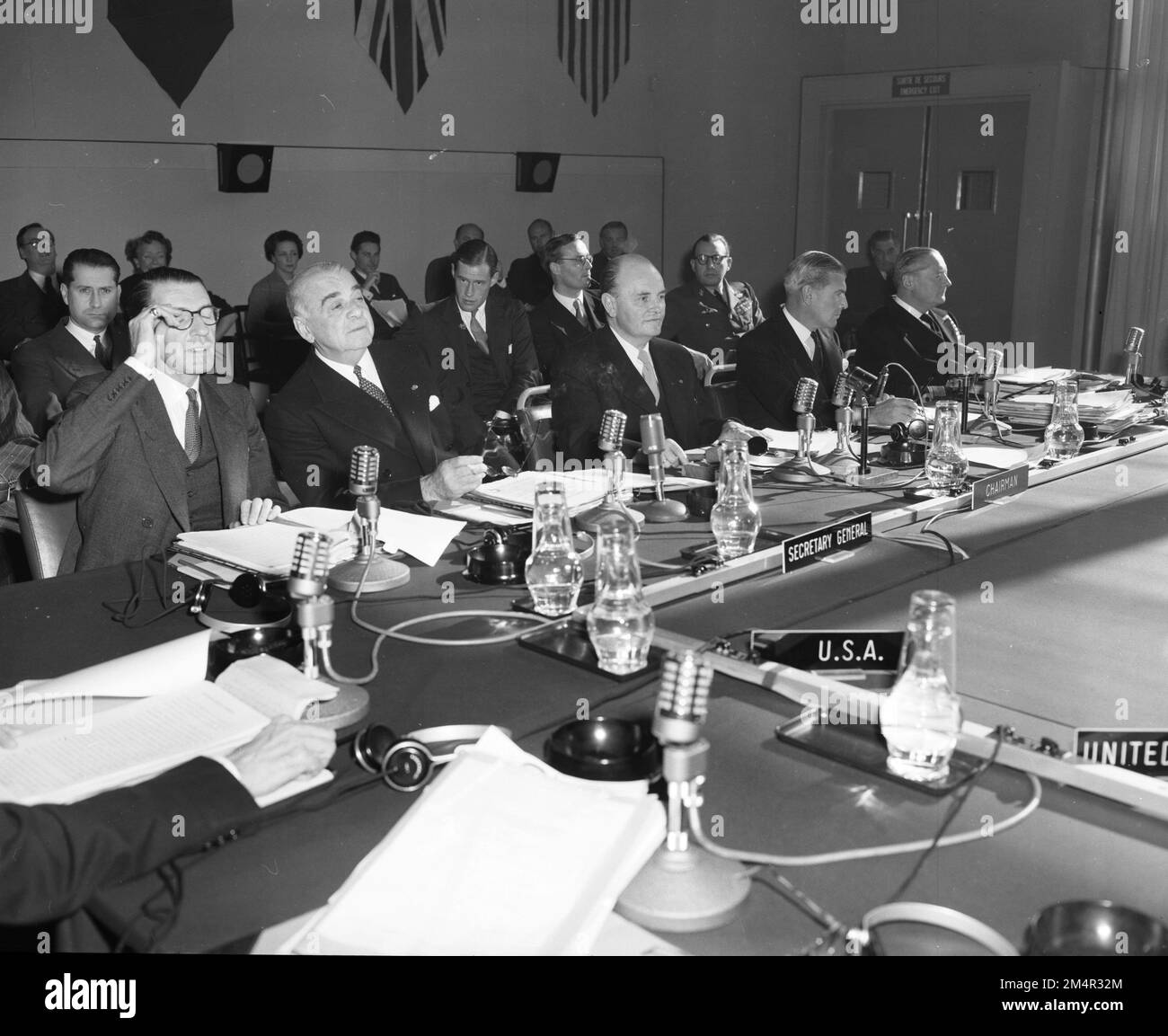 Ole Bjorn-Entwurf, dänischer Außenminister, Vorsitzender des Nordatlantikrates 1952-53, auf der Konferenz und Pressekonferenz. Fotos von Marshall-Plan-Programmen, Ausstellungen und Personal Stockfoto