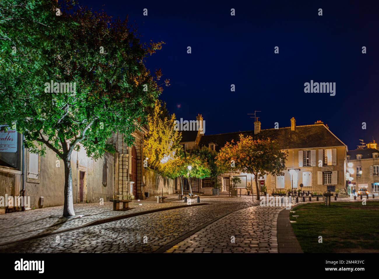 Rue de Nesmond in Bayeaux, Frankreich bei Nacht Stockfoto