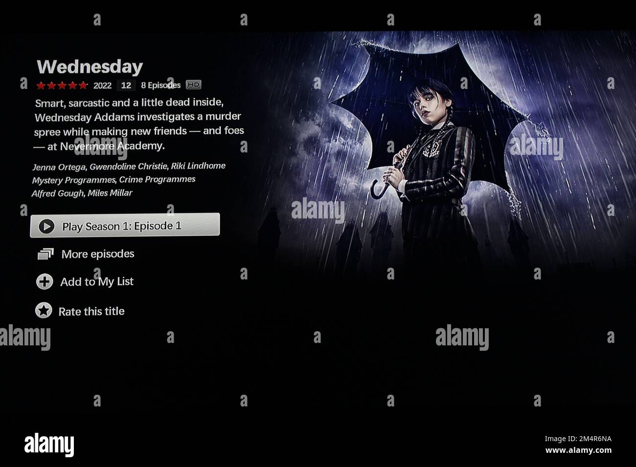 Netflix-App auf dem fernsehbildschirm, die die Fernsehserie Mittwoch hervorhebt Stockfoto