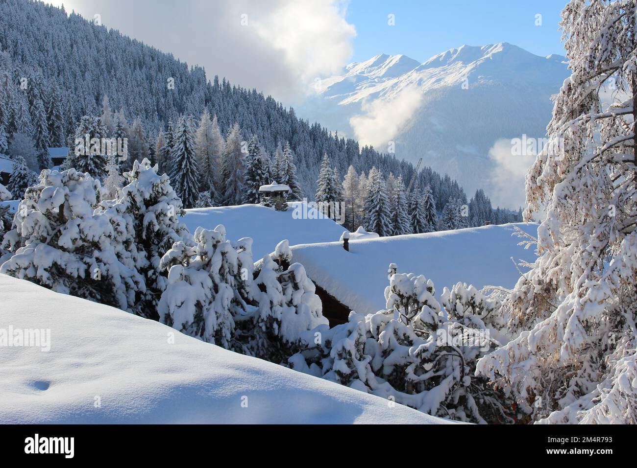 Märchen. Winterwunderland. Frische Schneeflocken decken die Schweizer alpen, Nadelwälder und süße Chaletdächer in Verbier, Wallis, Schweiz Stockfoto