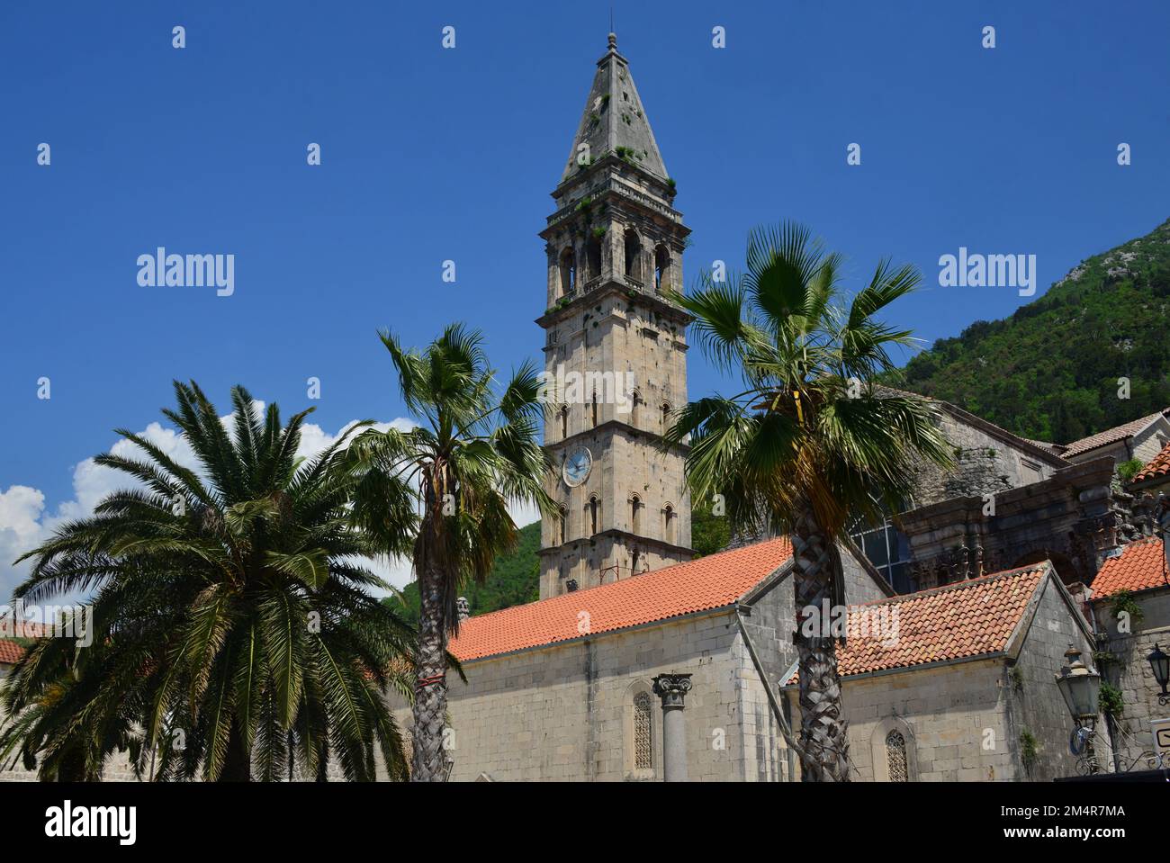 Kotor Bay ist eine Reihe von Buchten an der südlichen dalmatinischen Küste der Adria, große Täler, die wie Fjorde miteinander verbunden sind. Das sind Namen Stockfoto