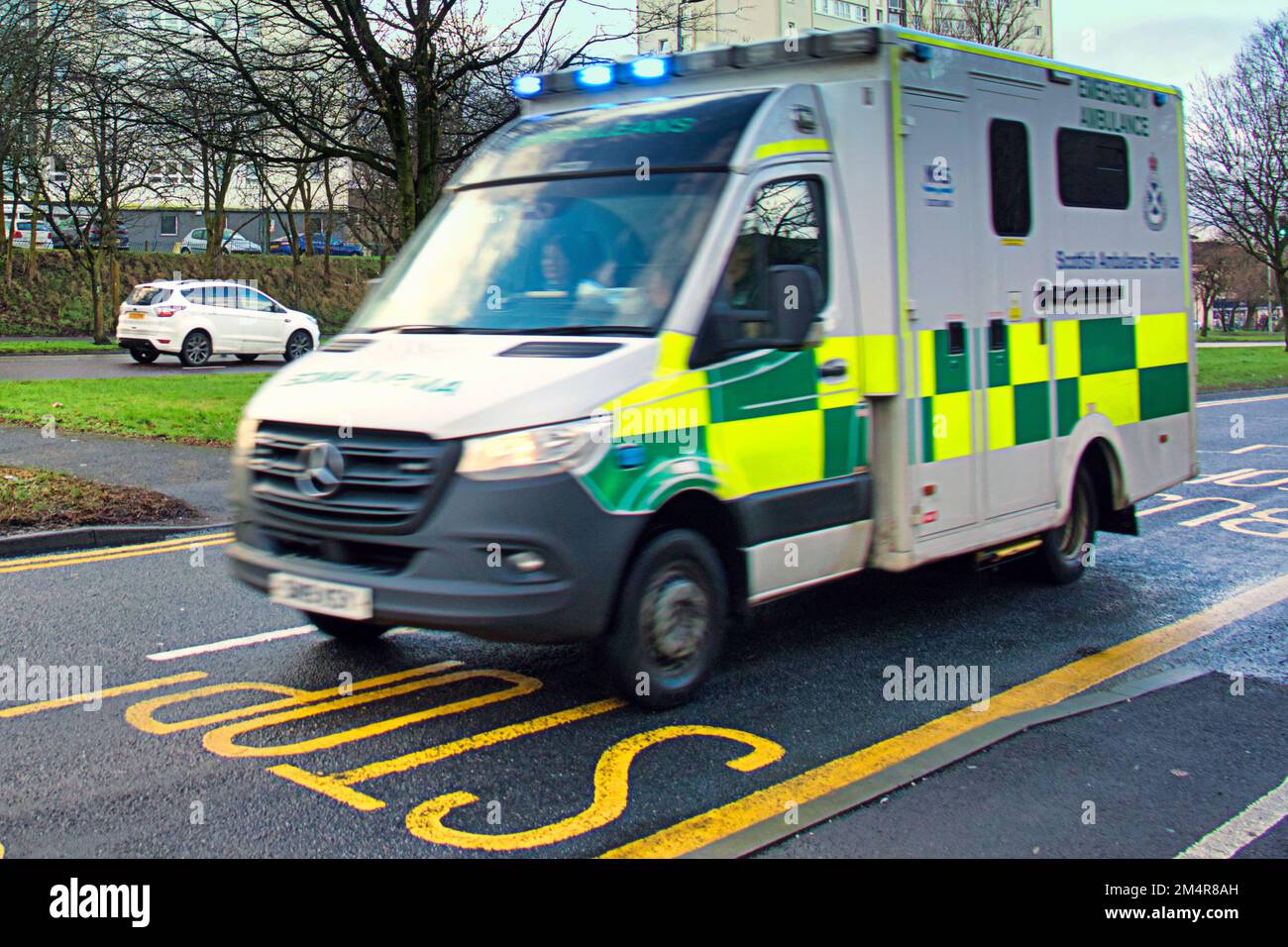 Glasgow, Schottland, Vereinigtes Königreich 22. Dezember 2022. Ein neuer Krankenwagen, der als einer angekündigt wurde, wird heute Nachmittag zu einem Vorfall überstürzt dargestellt. Credit Gerard Ferry/Alamy Live News Stockfoto