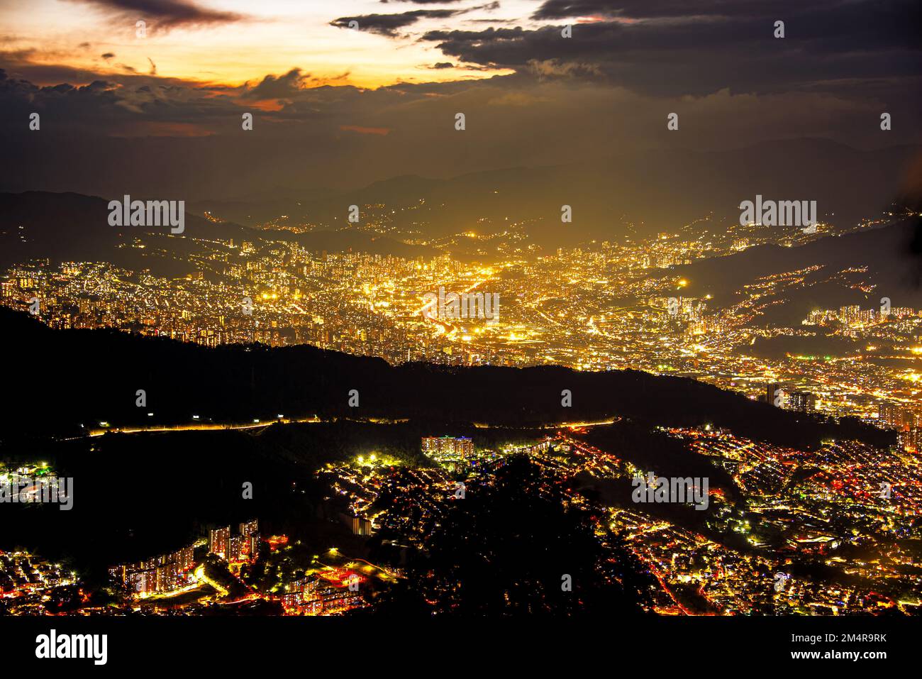 Blick auf Medellin nach Sonnenuntergang, wenn die Lichter angehen Stockfoto