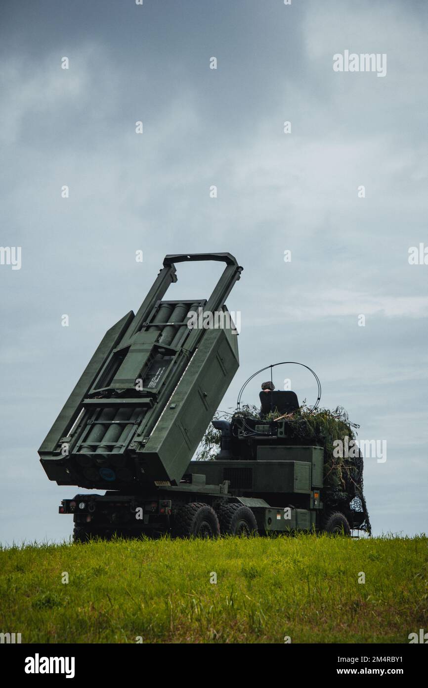 USA Marines mit 3. Bataillon, 12. Marineregiment, führen eine Feuermission während Amphibious Integration Training 22,2 in IE Shima, Japan, am 2. August 2022 durch. Während der AIT simulieren Marines mit dem 12.-Marineregiment eine Peer-Bedrohung in einer abgelegenen Umgebung mit ähnlichen Fähigkeiten und bekämpfen die Macht für die bevorstehende Zertifizierungsübung der 31.-Marineexpeditionseinheit. Die 31. MEU, neben den USA Das Amphibiengeschwader der Navy 11 führt AIT durch, um eine einsatzbereite und kompetente Krisenreaktionstruppe zu gewährleisten, die in der Region Indo-Pazifik eingesetzt wird. (USA Marinekorps Foto von Sergeant JVonnta Taylor) Stockfoto