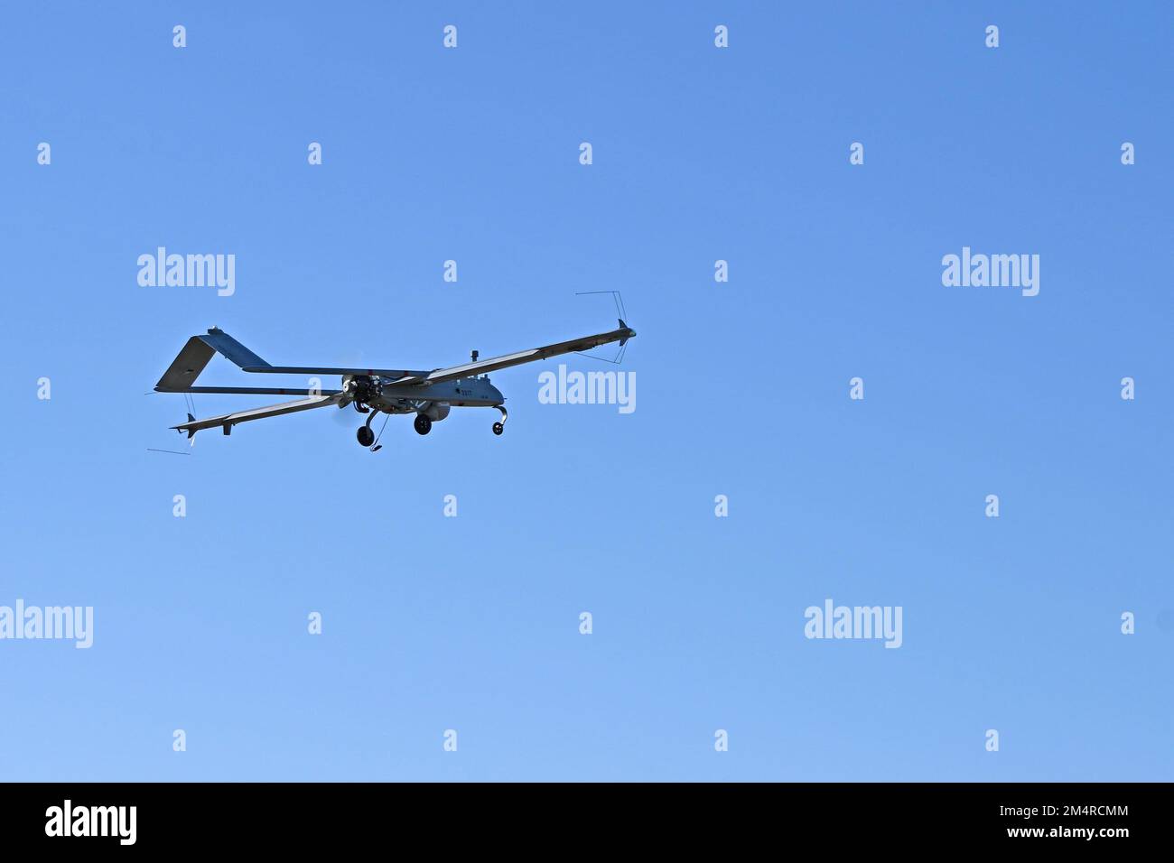 Die Soldaten des 1. DET / 104. BEB (BRIGADE eng BATTALLION) schließen die Tests der unbemannten SCHATTEN-t-UAS-Drohne ab. Diese 12 Meter lange Drohne mit einer Tragweite von 22 Metern ist eine Drohne mit Treibstoffbasis, die Fotos und Videos an einen Basispunkt zurückgeben kann. Der SCHATTEN wird von einem auf einem Anhänger montierten pneumatischen Katapult abgefeuert und mit Hilfe von Auffangvorrichtungen, ähnlich wie Düsen auf einem Flugzeugträger, geborgen. Seine kardanmontierte, digital stabilisierte, mit Flüssigstickstoff gekühlte, elektrooptische/Infrarot-Kamera (EO/IR) überträgt Videos in Echtzeit über eine C-Band-Sichtverbindung zur Bodenkontrollstation (GCS) Stockfoto