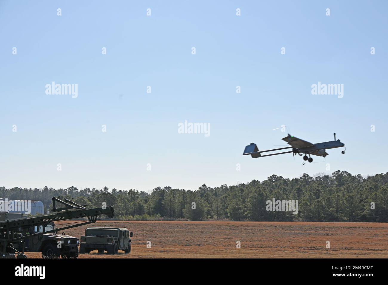 Die Soldaten des 1. DET / 104. BEB (BRIGADE eng BATTALLION) schließen die Tests der unbemannten SCHATTEN-t-UAS-Drohne ab. Diese 12 Meter lange Drohne mit einer Tragweite von 22 Metern ist eine Drohne mit Treibstoffbasis, die Fotos und Videos an einen Basispunkt zurückgeben kann. Der SCHATTEN wird von einem auf einem Anhänger montierten pneumatischen Katapult abgefeuert und mit Hilfe von Auffangvorrichtungen, ähnlich wie Düsen auf einem Flugzeugträger, geborgen. Seine kardanmontierte, digital stabilisierte, mit Flüssigstickstoff gekühlte, elektrooptische/Infrarot-Kamera (EO/IR) überträgt Videos in Echtzeit über eine C-Band-Sichtverbindung zur Bodenkontrollstation (GCS) Stockfoto