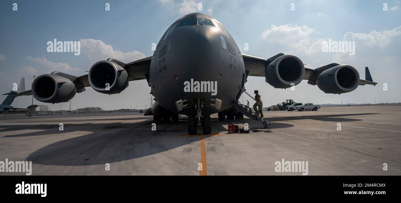EIN US-AMERIKANISCHER Air Force C-17 Globemaster III, dem 8. Expeditions-Airlift-Geschwader zugeteilt, sitzt am 17. Dezember 2022 auf der Fluglinie des Luftwaffenstützpunktes Al Udeid, Katar. Die C-17 versorgt die vorderen Einsatzorte in den USA Verantwortungsbereich des Zentralkommandos für die Unterstützung der Operation inhärente Auflösung. (USA Air Force Photo von Staff Sgt. Kirby Turbak) Stockfoto